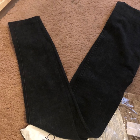 BRAND NEW FASHION NOVA LEGGINGS ❣️ - Picture 4 of 4